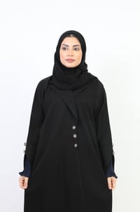 عباية كويتي كلاسيك مزينة بكسرات على الكم - صورة 3