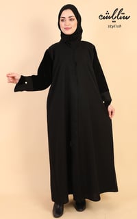 عباية لمسة شتوية كريب ازرار باللون الاسود والكم كويتي وعليه مخمل - صورة 3
