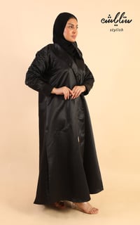 عباية لف باللون الأسود مزينة بشك - صورة 2