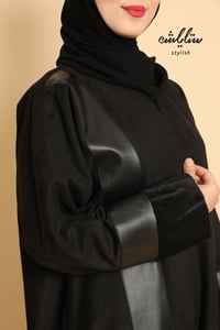 عباية شتوية باللون الأسود مزينة بفرو على الأكمام - صورة 4