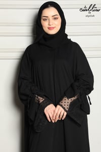 عباية شموخ باللون الأسود بتل منقط على الكم - صورة 2