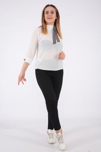 طلة عصرية لبلوزة باللون الأبيض بكم متوسط الطول مزين برباط عنق ناعم - صورة 2