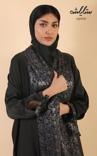 عبايه لمسة حرير نواعم لف باللون الزيتي بتدخيلات قماش مشجر - صورة 3