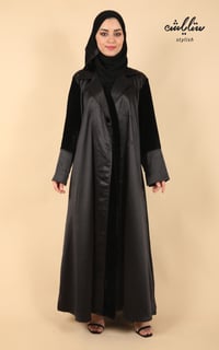 عبايه شتويه ازرار باللون الاسود - صورة 2