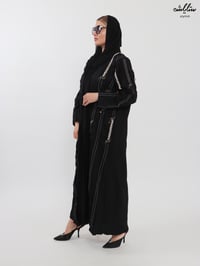 عباية لنن كسرات لف بلون أسود - صورة 7