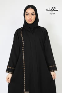 عباية كلاسيك لف بتطريز ملون - صورة 2