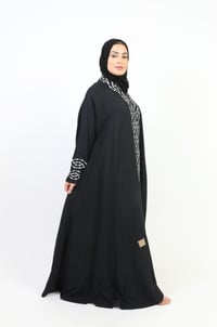 عباية لنن مزينة بتطريز - صورة 2