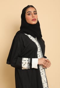 عباية لنن لف باللون الأسود مزينة بخطوط زخرفية - صورة 2
