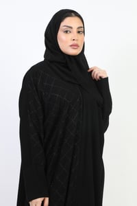 عباية كلاسيك من الكريب بتطريز من الأمام - صورة 5