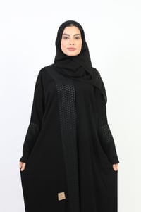 عباية كلاسيك من الكريب بتطريز من الأمام - صورة 1
