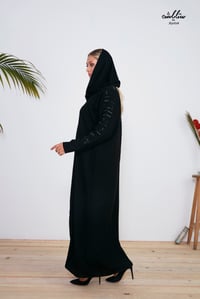 عباية ستايلش باللون الأسود بتطريز على الكم - صورة 2