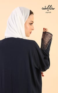 عباية كريب لف باللون الكحلي مزينة بالدانتيل - صورة 8