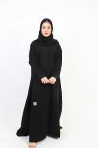 عباية كلاسيك مزينة بتطريز - صورة 2