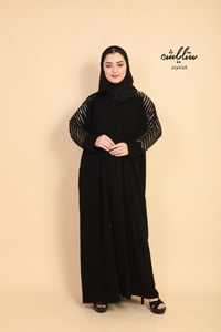  عباية كلاسيك لف مزينة بتطريز ذهبي على الأكمام  - صورة 2