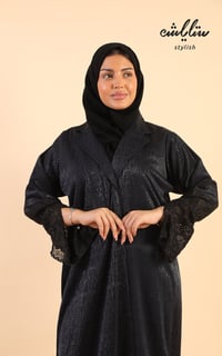 عباية لف باللون الكحلي مزينة بدانتيل - صورة 4