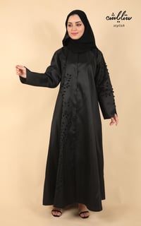 عبايه شتوي بتطريز ناعم ازرار باللون الاسود - صورة 2