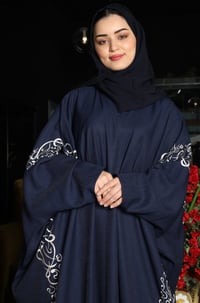 عباية لنن واسعة باللون الكحلي مطرزة بحروف عربية - صورة 3