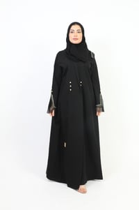 عباية كلاسيك مزينة بدانتيل على الأكمام - صورة 1