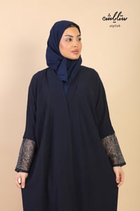 عباية كريب لف باللون الكحلي مزينة بدانتيل على الأكمام - صورة 3