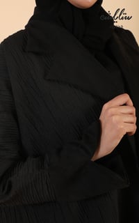 عبايه لمسه شتوي  لف باللون الاسود - صورة 4