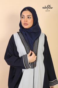 عباية لف كريب باللون الكحلي والرصاصي بكلفة على العباية - صورة 6