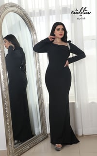 فستان أنيق باللون الأسود مزين بإكسسوار - صورة 13