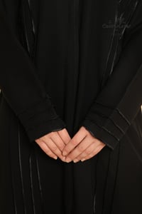 عباية اماراتي باللون الأسود بأزرار - صورة 6