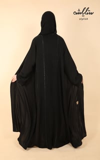 عباية لف باللون الأسود بكسرات من الخلف والأكمام - صورة 9