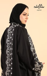 عباية لنن لف باللون الأسود مطرزة - صورة 9