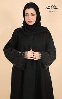 عباية لف باللون الأسود بتدخيلات دانتيل على الكم  - صورة 3