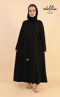عباية نواعم كلاسيك باللون الاسود مزينة بتدخيلات باللون الذهبي - صورة 1