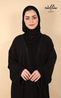 عباية لف باللون الأسود بكسرات من الخلف والأكمام - صورة 5