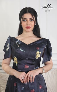 فستان ساتان ميدي مورد بفيونكة على الاكتاف - صورة 9