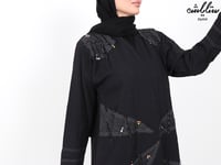 عباية بانوراما لف مع شك ناعم باللون الأسود - صورة 4