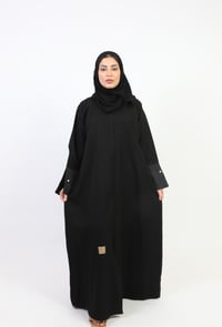  عباية كلاسيك مزينة بلؤلؤ على الكم  - صورة 1