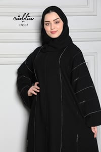 عباية بسكوتي باللون الأسود بشك ناعم على كامل العباية - صورة 4