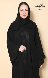 عباية نواعم بازرار باللون الاسود مزينة بكريستال بالامام - صورة 2