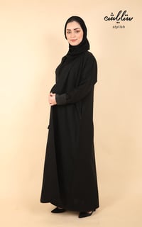 عباية لف باللون الأسود بجيوب مخفية وشك ناعم - صورة 4