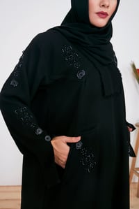 عباية أنيقة باللون الأسود بجيب مع شك ناعم - صورة 5