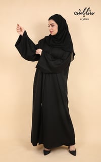 عباية باللون الأسود مزينة بكريستال مشجر على الاكمام  - صورة 2