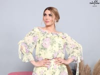 فستان طويل باللون الليموني المورد مزين بربطة  على الأكمام - صورة 10