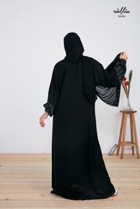عباية كلاسيك واسعة باللون بالأسود بتقليم على الكم - صورة 5