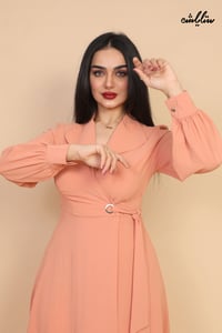 فستان غاية في النعومة بتصميم اللف باللون الزهري و بأكمام طويلة وقصة صدر رسمية - صورة 8