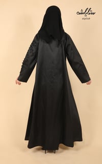 عبايه شتوي بتطريز ناعم ازرار باللون الاسود - صورة 9