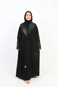عباية كلاسيك لف بياقة مطرزة - صورة 3