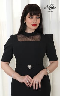 فستان أنيق باللون الأسود مزين بالتل - صورة 6