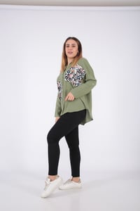 بلوزة باللون الزيتي الأنيق بكم طويل وياقة رسمية وطبعات جميلة لإضفاء لمسة عصرية - صورة 5
