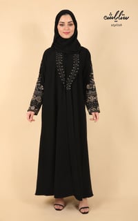 عبايه نواعم بأزرار وشك على الياقة والاكمام باللون الاسود - صورة 2