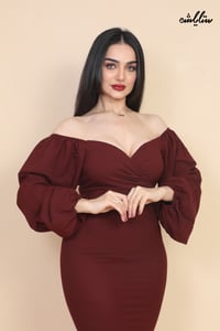 فستان أنيق باللون العنابي بكم طويل واسع ( اوف شولدر )وقصة صدر ناعمة بلمسة أنثوية جذابة - صورة 14