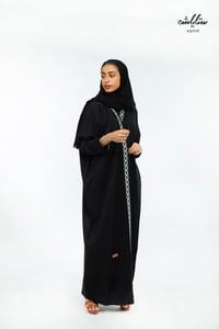 عباية لنن سبيشل لف باللون الأسود مزينة بالسدو - صورة 1
